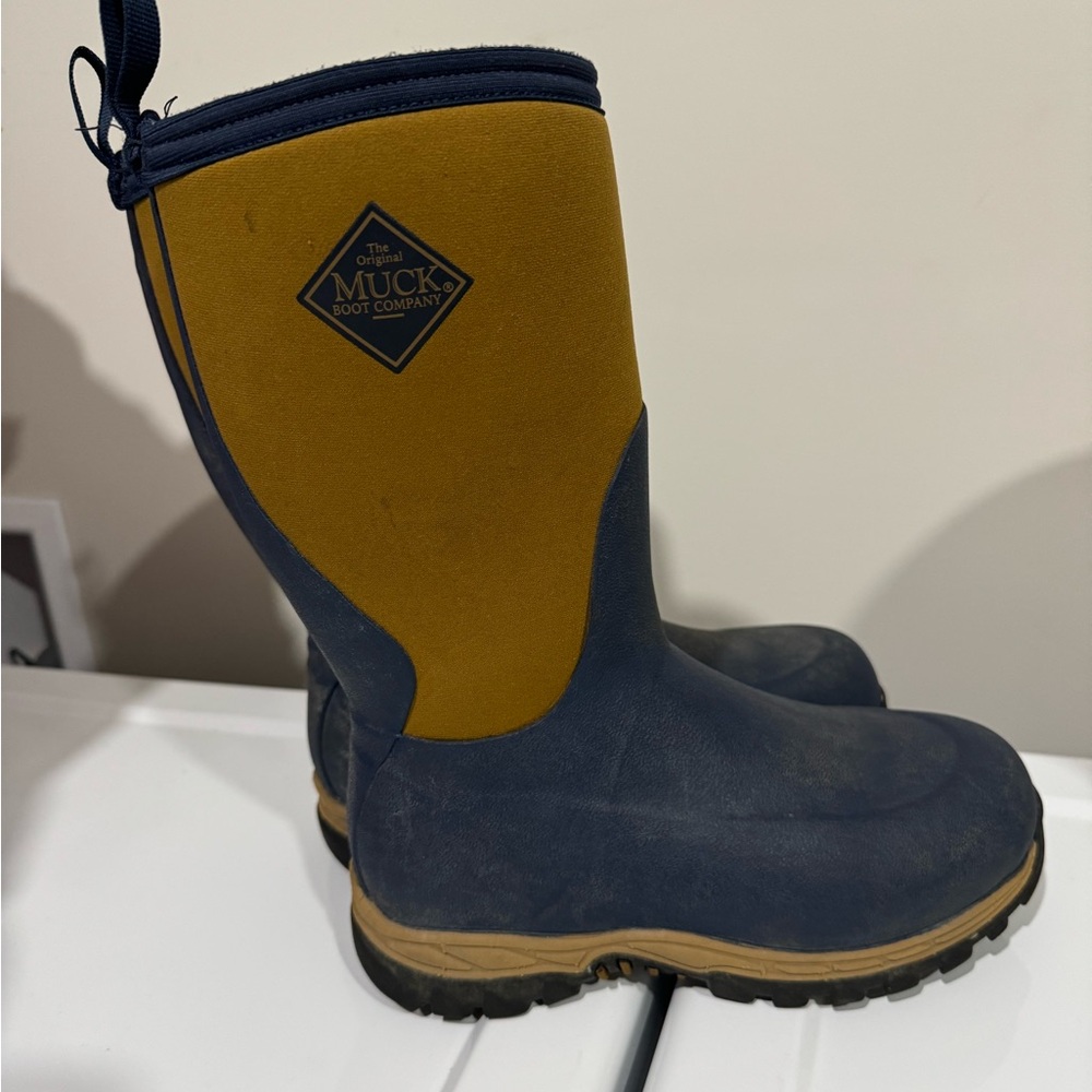 Muck boot size 4